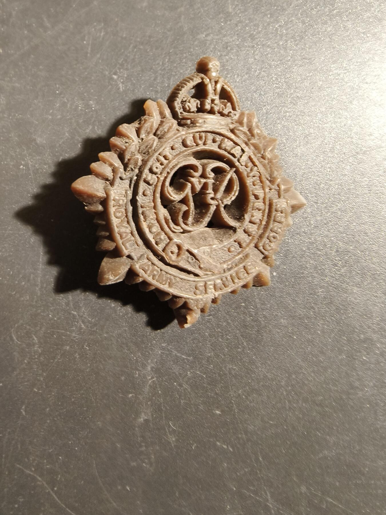 老王徽章第178期 英国皇家陆军服务兵团帽徽    塑料材质