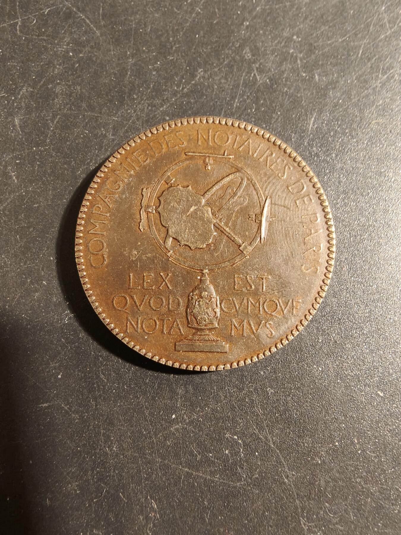 老王徽章第178期 法国巴黎公证人公司代章     直径36mm    重量25g