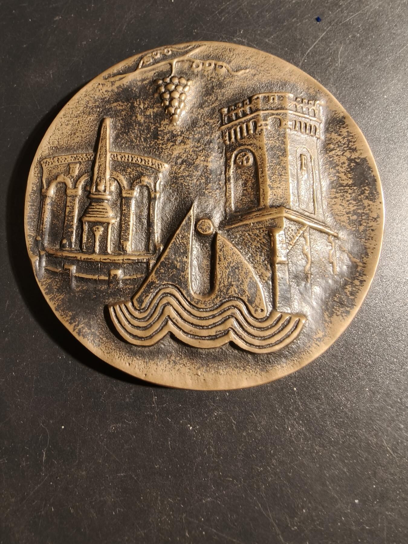 老王徽章第178期 法国维亚斯市荣誉纪念章    直径81mm   重量266.2g