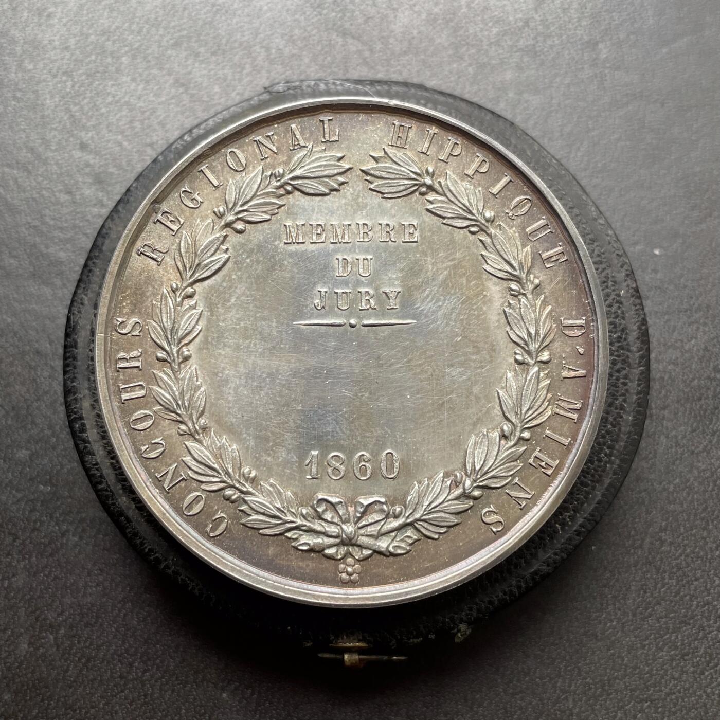 「木头集藏」章牌精品专场！ 1860年法国亚眠地区马术比赛原盒银奖章，直径：45 mm，50.1 g，边铭：手指 ARGENT （1845-1860年），彩色氧化，品相很不错，原盒正常使用。