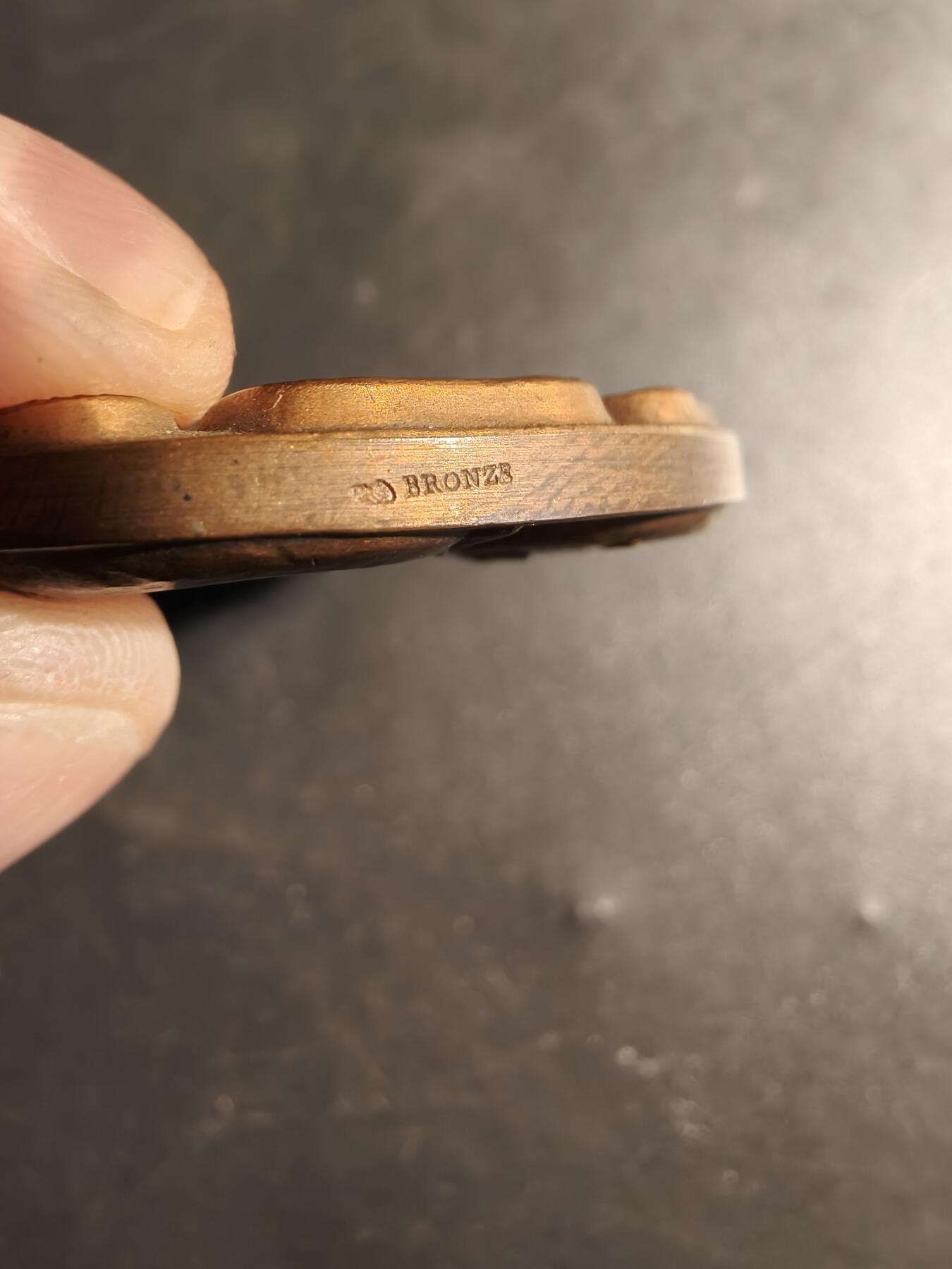 老王徽章第178期 法国巴黎综合农业竞赛大铜章    高浮雕    背面为巴黎市徽和12种小徽章描述了各种动植物    少见版本     高浮雕     直径58mm    重量112.4g