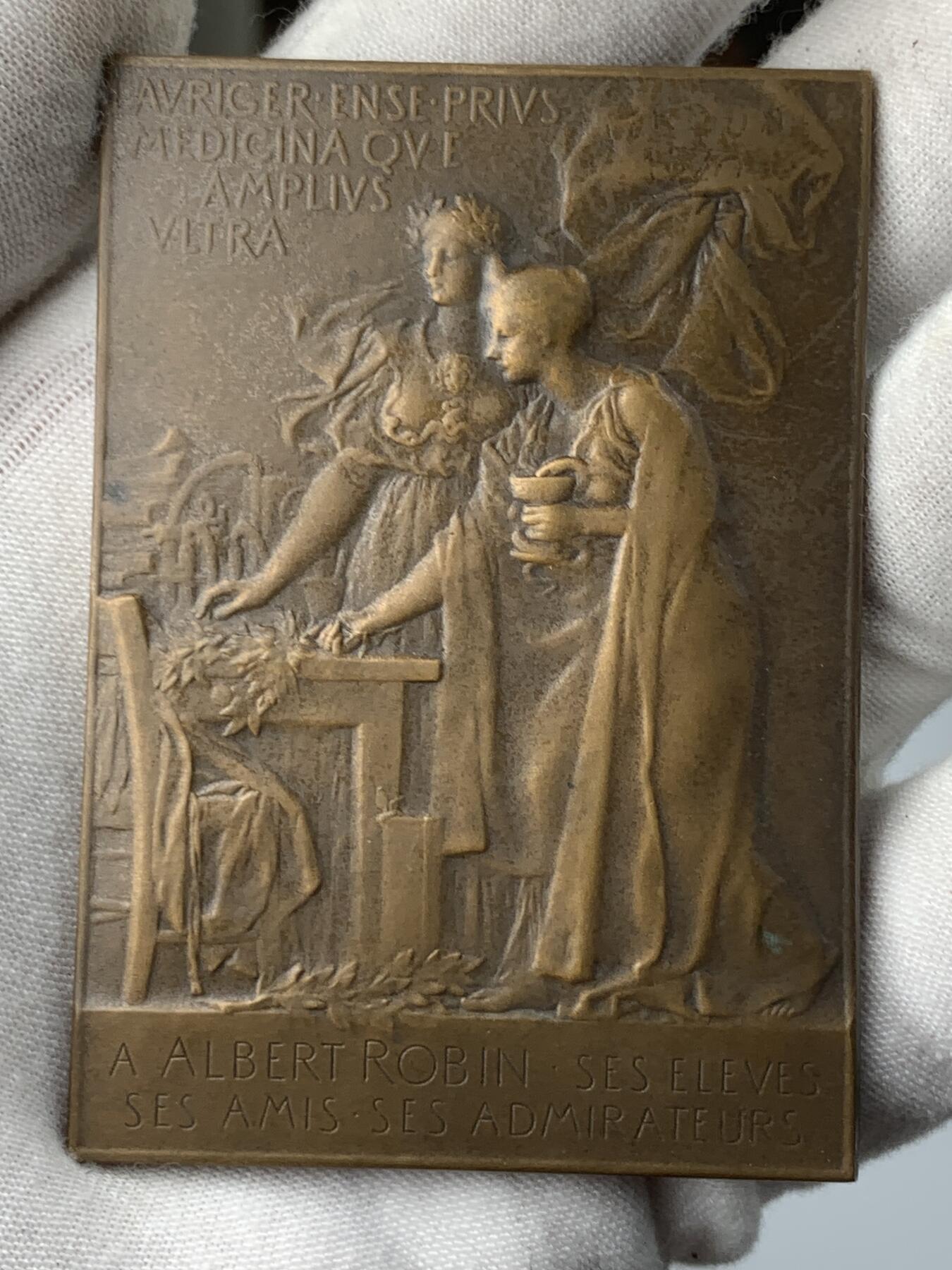掌中浮雕-藏着的欧洲第050场 1905年法国巴黎医学院教授艾伯特•罗宾纪念铜章 ，73 X 51mm，原盒（卡扣扣不住）； Nicolas Maier法国章优秀作品集#166号； 雕刻家：1900年法国巴黎世博会金奖获得者维克多•佛农(Victor Vernon 1858-1912)