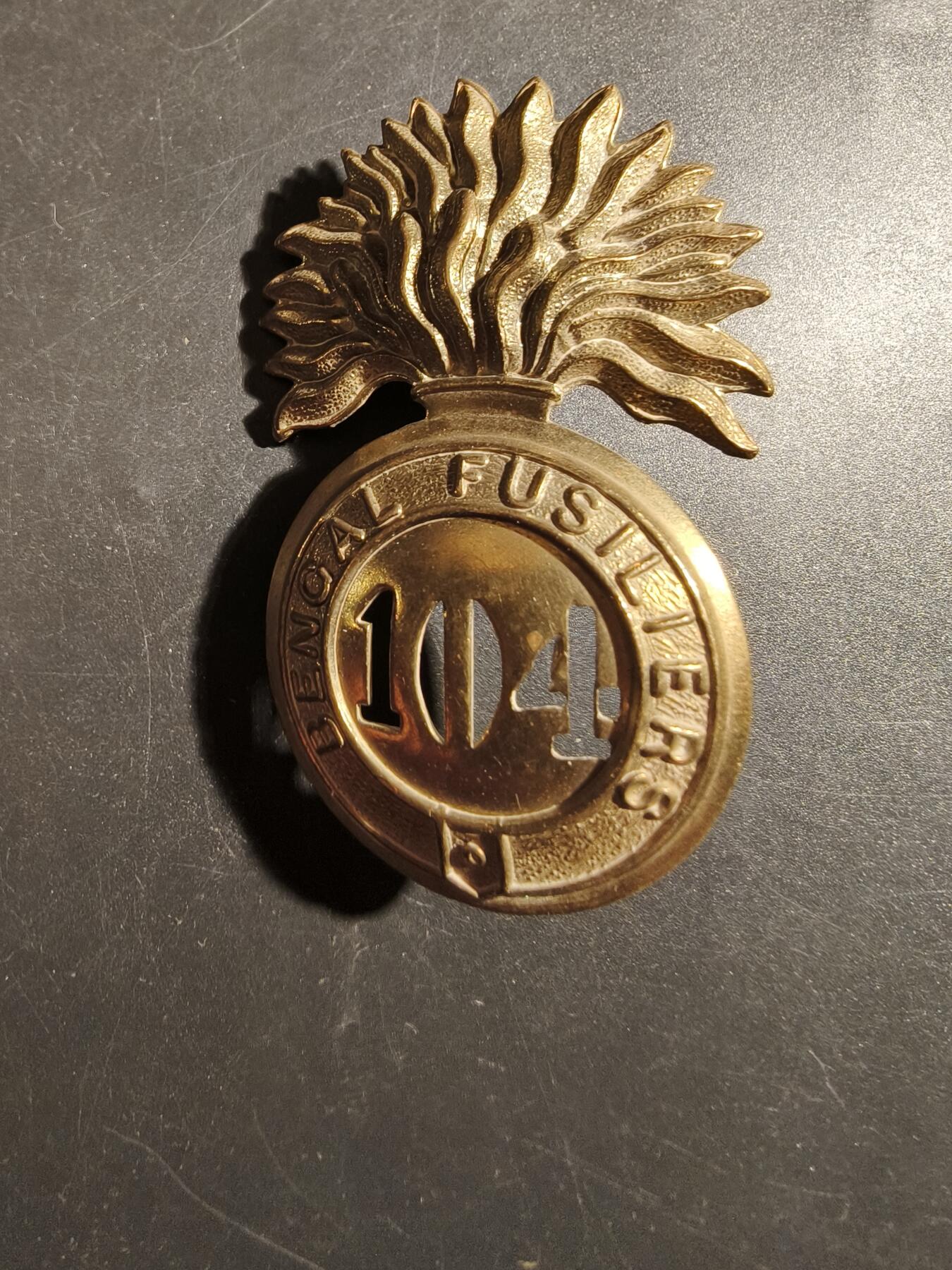 老王徽章第178期 英国陆军第104(孟加拉燧发枪)团卡尔加里帽徽      维多利亚女王时期1873-1881版本