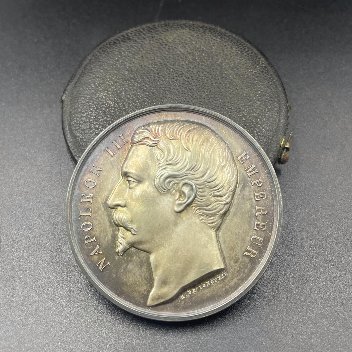 「木头集藏」章牌精品专场！ 1860年法国亚眠地区马术比赛原盒银奖章，直径：45 mm，50.1 g，边铭：手指 ARGENT （1845-1860年），彩色氧化，品相很不错，原盒正常使用。