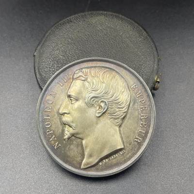 「木头集藏」章牌精品专场！ - 1860年法国亚眠地区马术比赛原盒银奖章，直径：45 mm，50.1 g，边铭：手指 ARGENT （1845-1860年），彩色氧化，品相很不错，原盒正常使用。