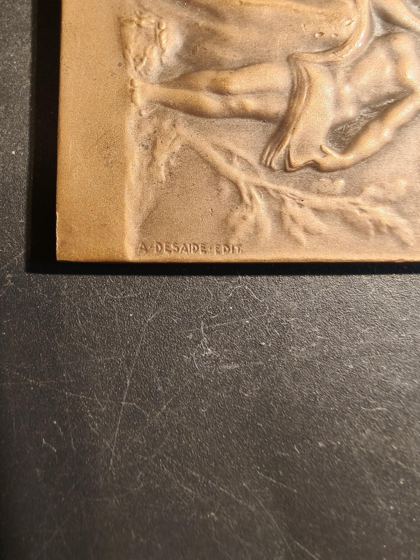 老王徽章第178期 法国“和平寓言”主题方形大铜章     一手持盾一手执剑的女性在保护一位小孩      大师皮列作品     尺寸50×68mm    重量88.5g