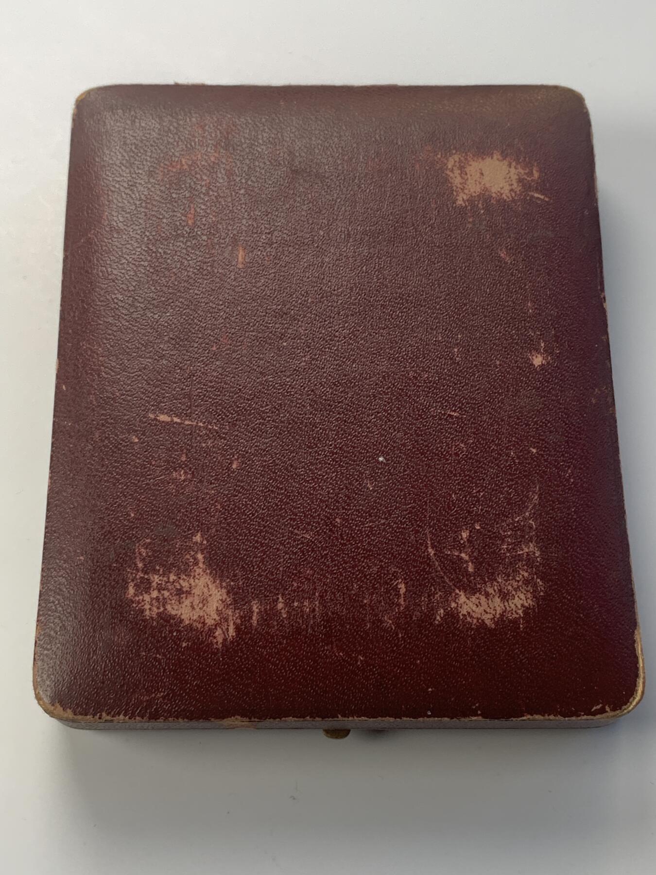 掌中浮雕-藏着的欧洲第050场 比利时煤气公司一战参战员工镀银铜章奖牌, 61*83mm，128g，原盒有破损，卡扣扣不住