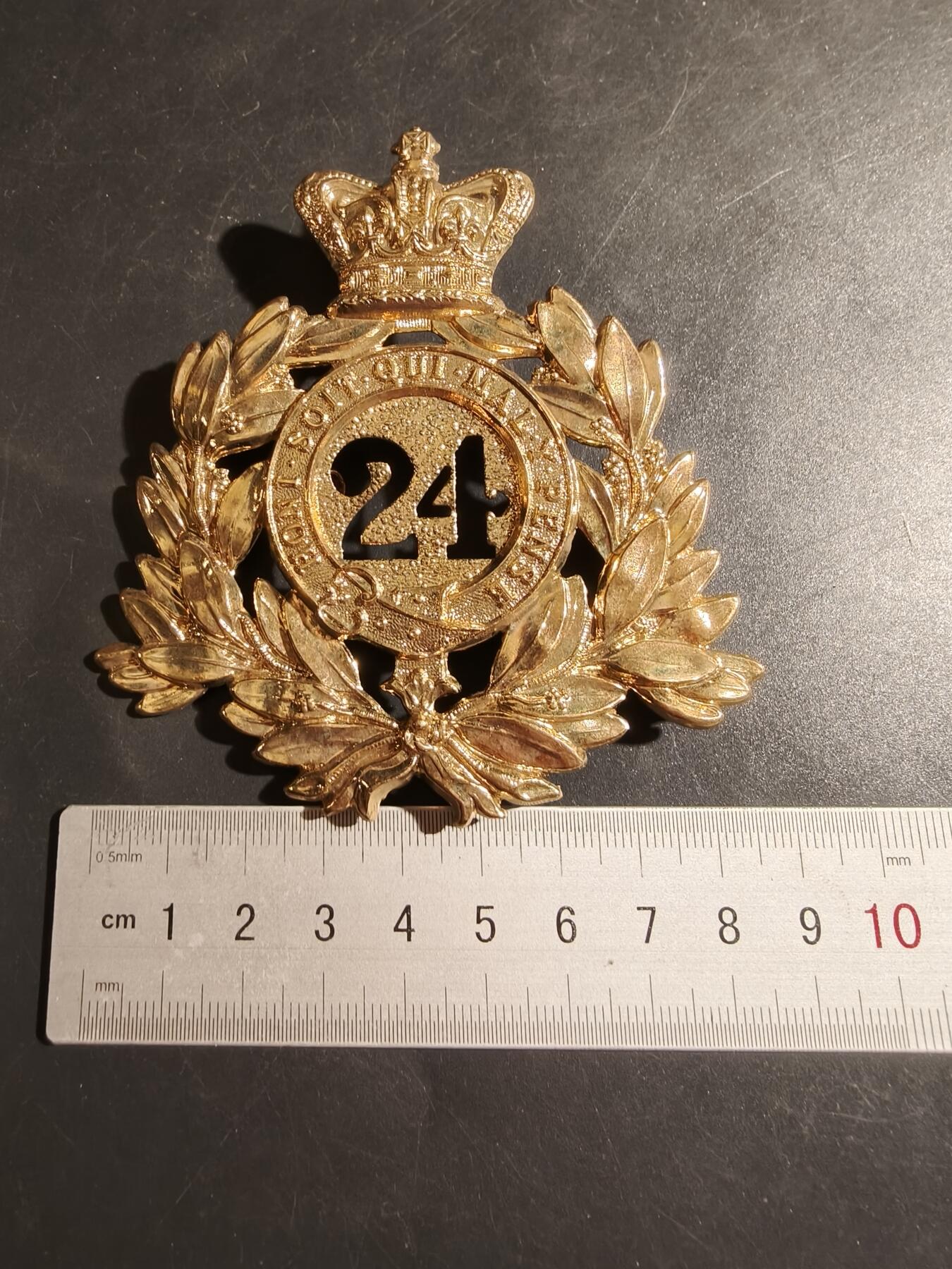 老王徽章第178期 英国陆军第24步兵团(南威尔士边境团)大型沙柯帽徽     维多利亚女王时期     尺寸90×90mm