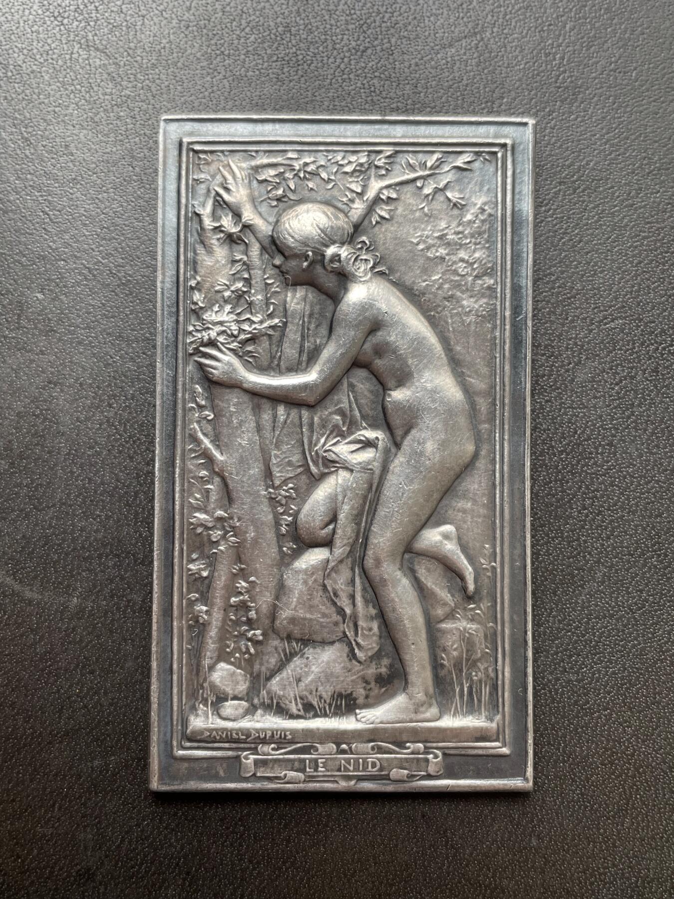 「木头集藏」章牌精品专场！ D.Dupuis～法国“LE NID” 巢 银章，尺寸：66×37.5mm，58 g，边铭：丰饶角 ARGENT， 名家代表作，经典清凉题材。