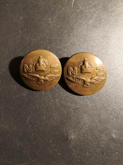 老王徽章第178期 - 英联邦皇家新西兰空军制服铜扣一组2枚    二战时期    25mm
