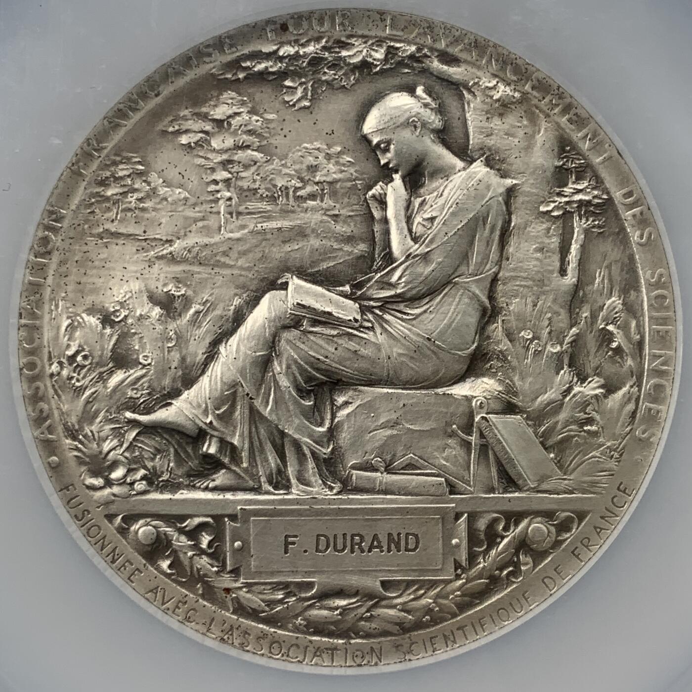 掌中浮雕-藏着的欧洲第050场 NGC MS61 : 1872年法国科学促进协会镀银铜章，68mm, 章牌大师奥斯卡.罗蒂Oscar Roty（1846-1911）作品