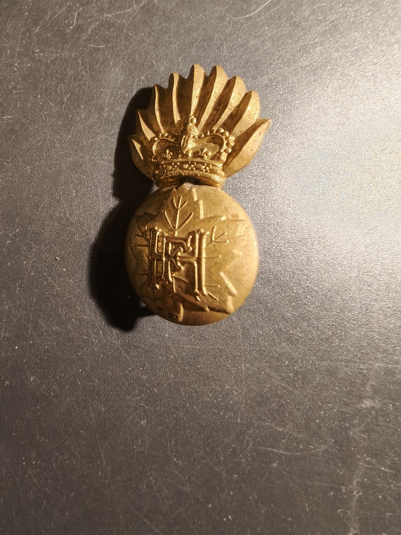 老王徽章第178期 英联邦加拿大皇家高地燧发枪团帽徽    女王早期