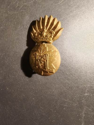 老王徽章第178期 - 英联邦加拿大皇家高地燧发枪团帽徽    女王早期