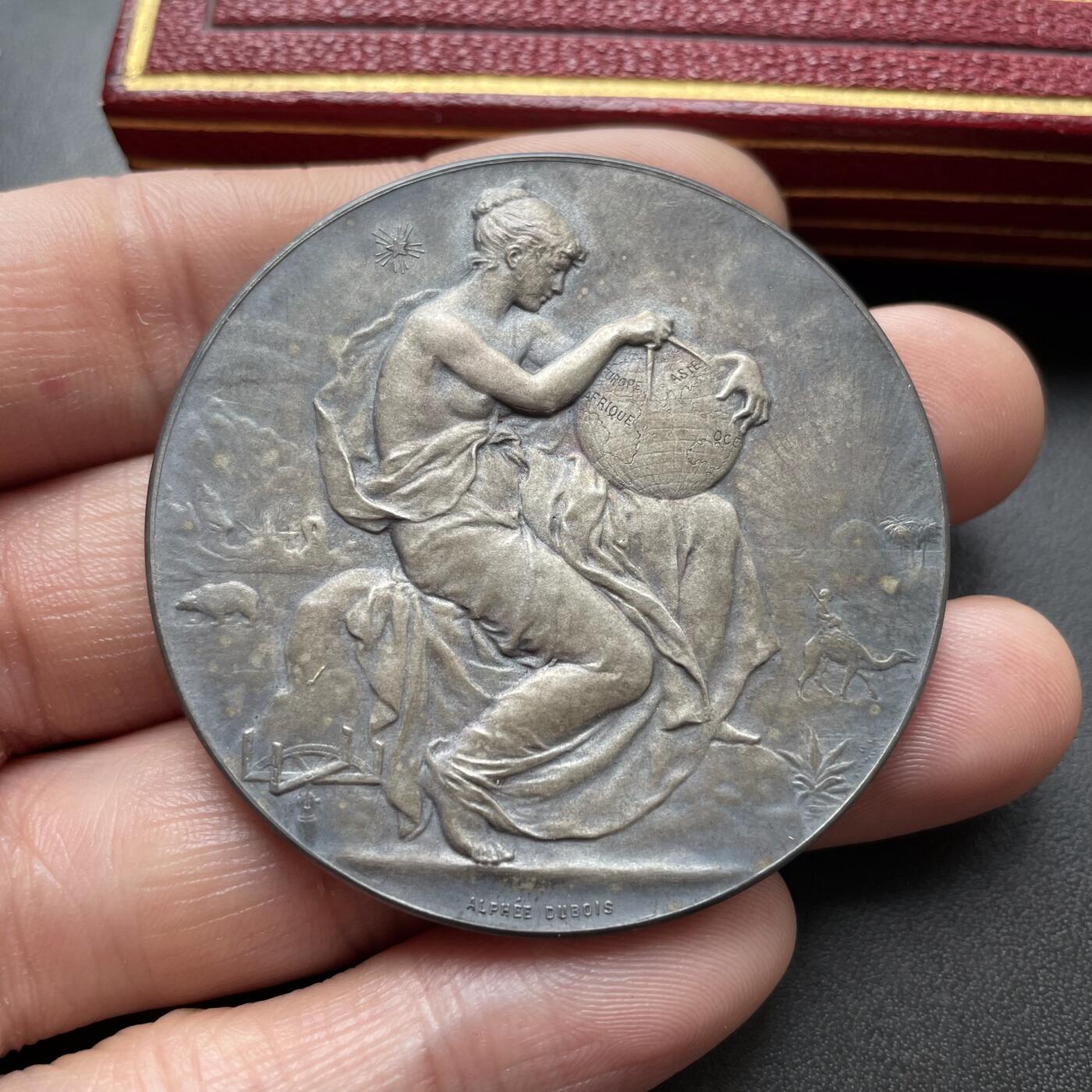 「木头集藏」章牌精品专场！ 法国旅游俱乐部原盒镀银铜章，直径：51 mm，边铭：丰饶角 BRONZE，品相很好，烫金原皮盒正常使用！