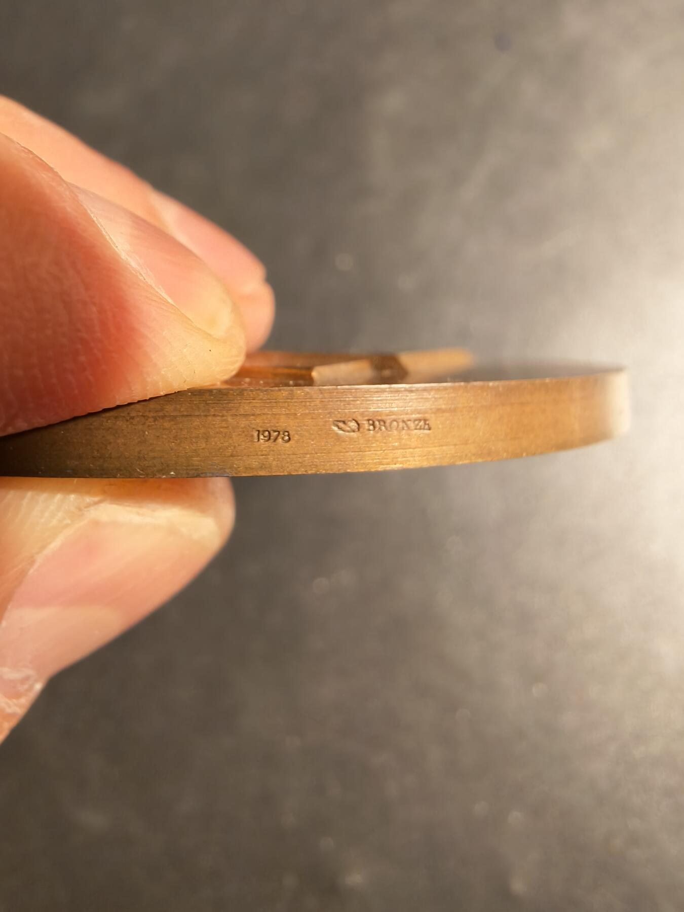 老王徽章第178期 法国核反应堆公司法马通大铜章    直径80mm    重量223.1g