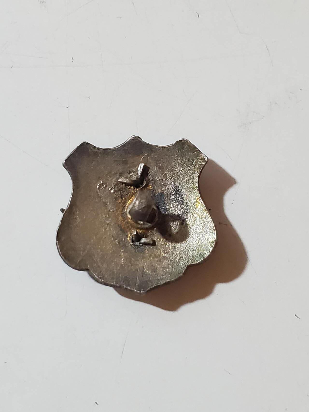 韵星假日拍卖第三十八期 -- Rimey Holidays Auction 38 泰王国二战时期拉玛8世银制皇家军队证章 可当袖口使用 银镀金珐琅 表面标志也为银制作 后续不在生产 珐琅镀金无损 详情 起拍: 0元