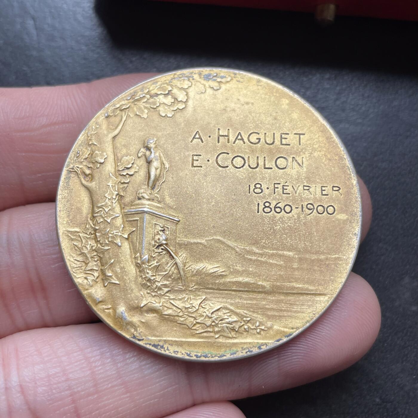 「木头集藏」章牌精品专场！ O.Roty～1900年法国“SEMPER”永恒的爱 婚礼40周年纪念银章 直径：41 mm，31 g  边铭：丰饶角 ARGENT  名家经典，很少见镀金版本，品相不错，精致皮盒正常使用。