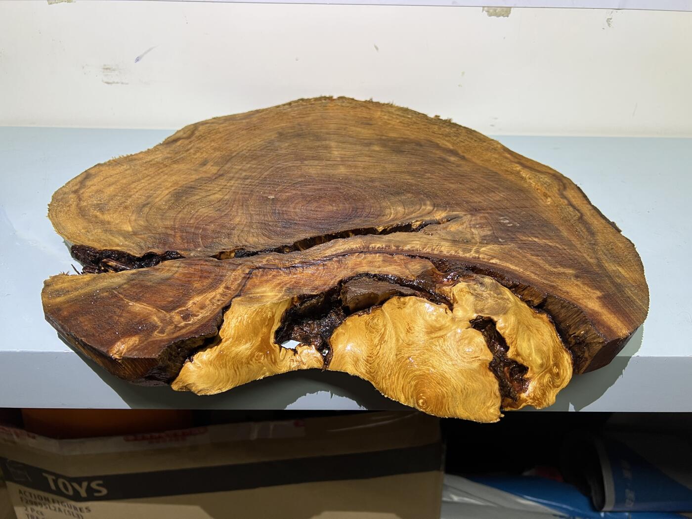 零元拍：01-18-1精品香杉木老根榴茶盘，瘦漏透，尺寸约：380/350/35厚MM，满花满瘤，药香满鼻，无漆无蜡，保存方式请看下面说明，因为未打磨上漆，干燥天气可能会产生裂纹，属于正常现象