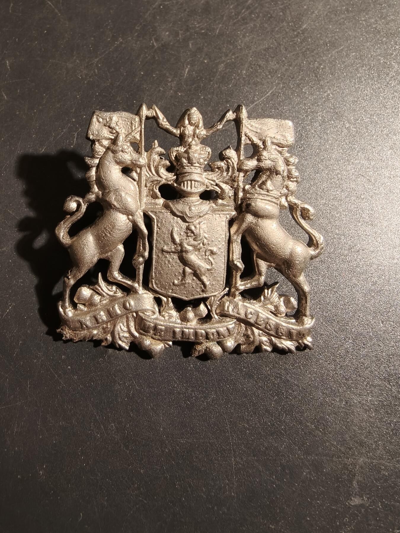 老王徽章第178期  英联邦南非开普炮兵与工程师尖顶盔帽徽 维多利亚时期 1891-1897版