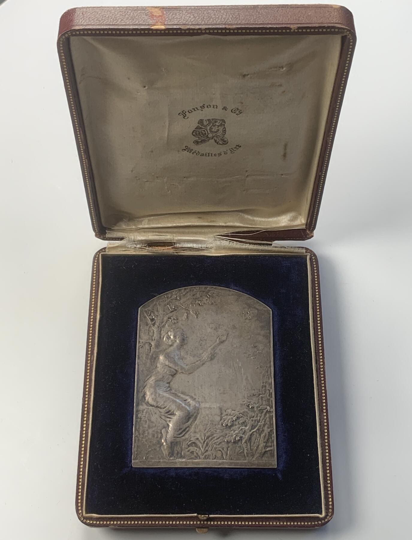 掌中浮雕-藏着的欧洲第050场 比利时煤气公司一战参战员工镀银铜章奖牌, 61*83mm，128g，原盒有破损，卡扣扣不住