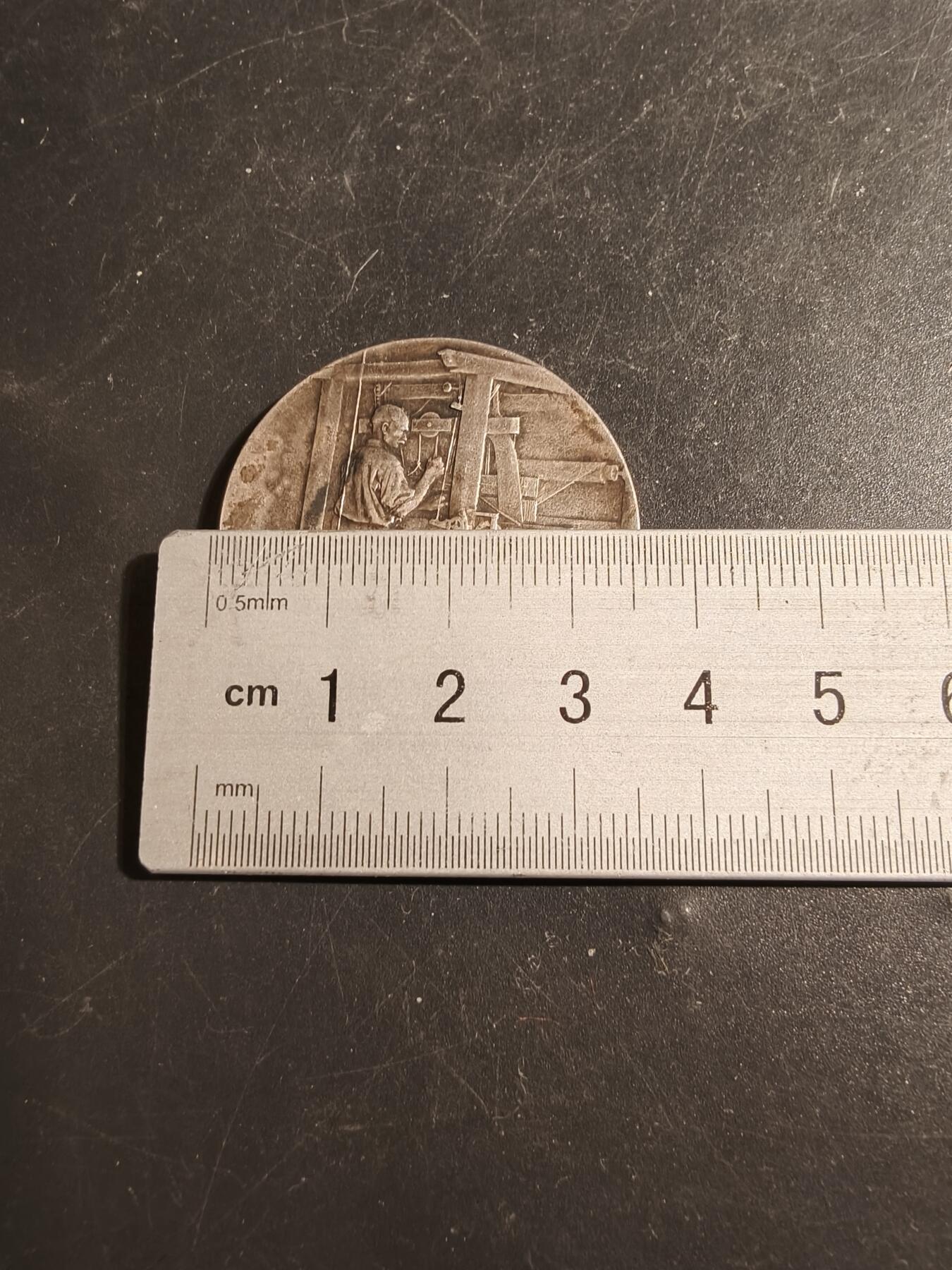 老王徽章第178期 法国1942年纺织品和纺织材料总协会镀银大铜章     直径36mm    重量22.1g