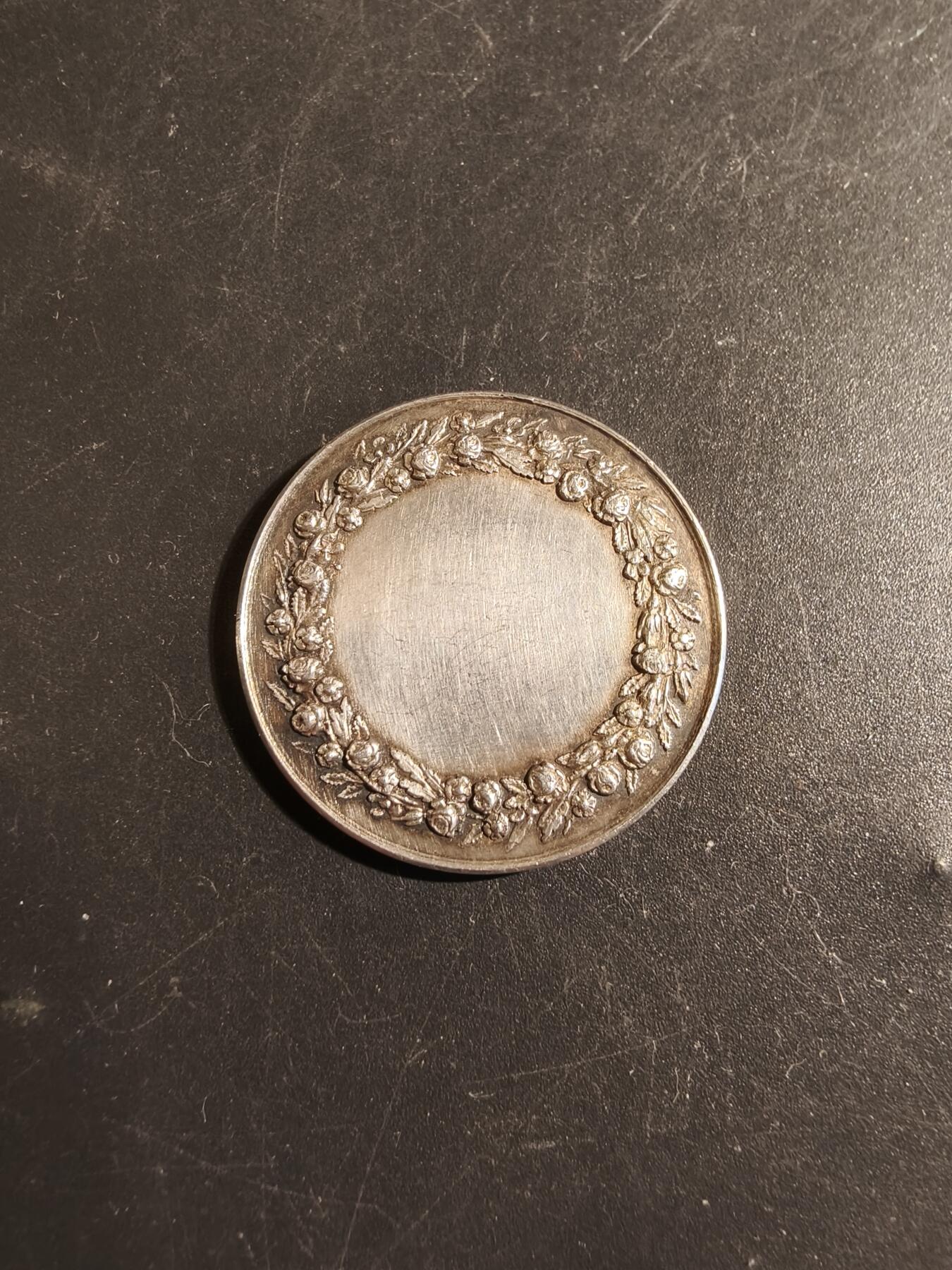 老王徽章第178期 法国银婚章    手指950银标     直径30mm    重量11.3g