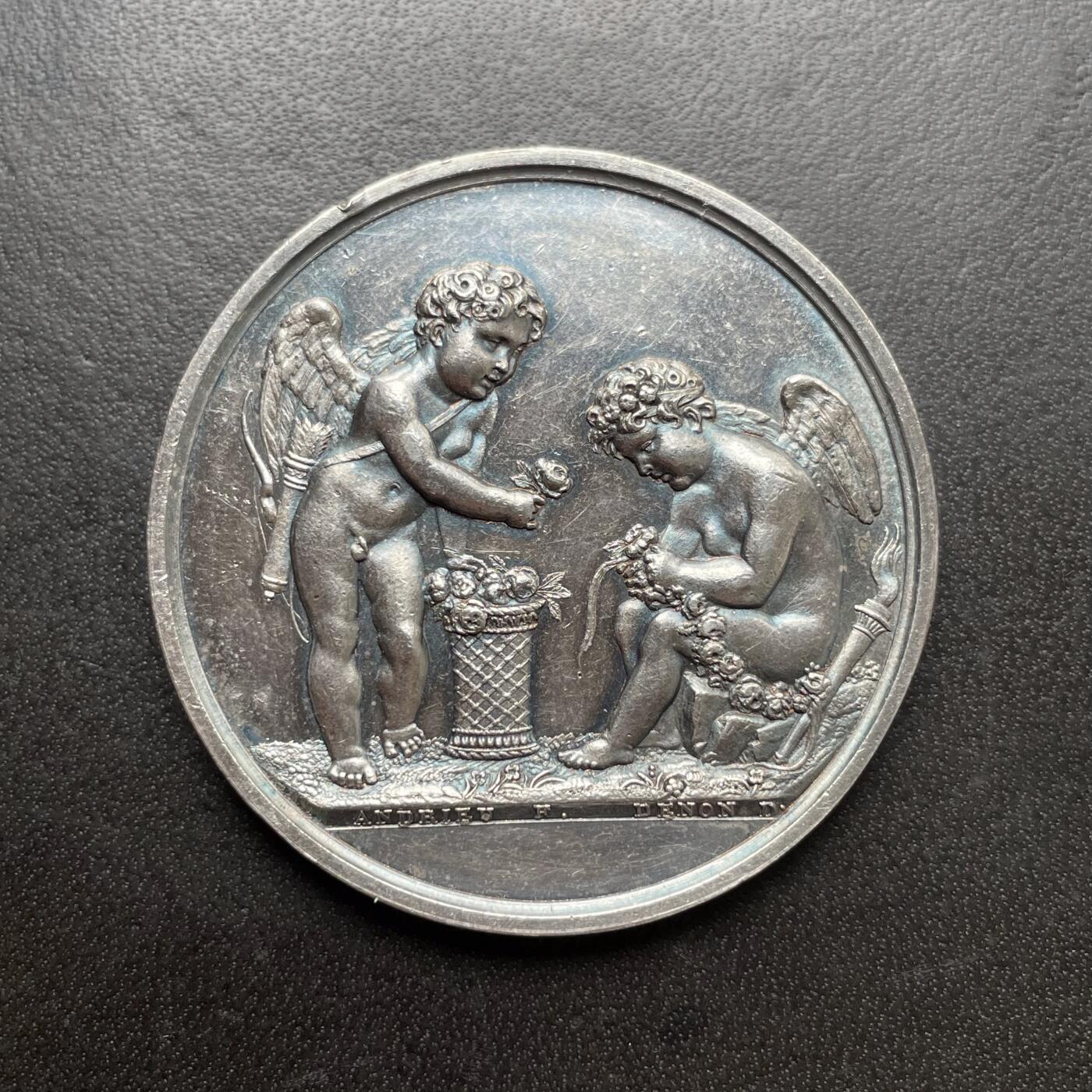 「木头集藏」章牌精品专场！ 1811年法国婚礼纪念银章，直径：40.2 mm，32.5 g，巴黎造币厂1832年前早期无边铭版本，1811年刻字，少见婚礼银章。