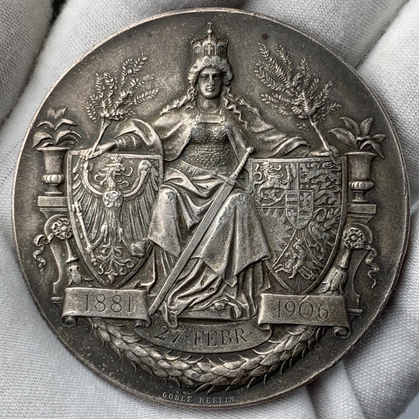 掌中浮雕-藏着的欧洲第050场 1906年威廉二世与奥古斯特维多利亚银婚镀银铜章 ，60mm，Godet雕刻，正面是威廉二世夫妇及七位子女，罕见的全家福章牌