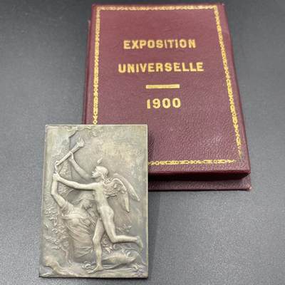 「木头集藏」章牌精品专场！ - O.Roty～1900年法国世纪之交原盒镀银铜章，尺寸: 51 x 36 mm， 边铭: 丰饶角 BRONZE ，少见原盒正常使用，同款收藏佳品！正面青少的小天使象征着新世纪，昏睡过去的女子代表着十九世纪，天使垫着脚从女子手中取出熊熊燃烧的火炬寓意着新旧世纪的交接!