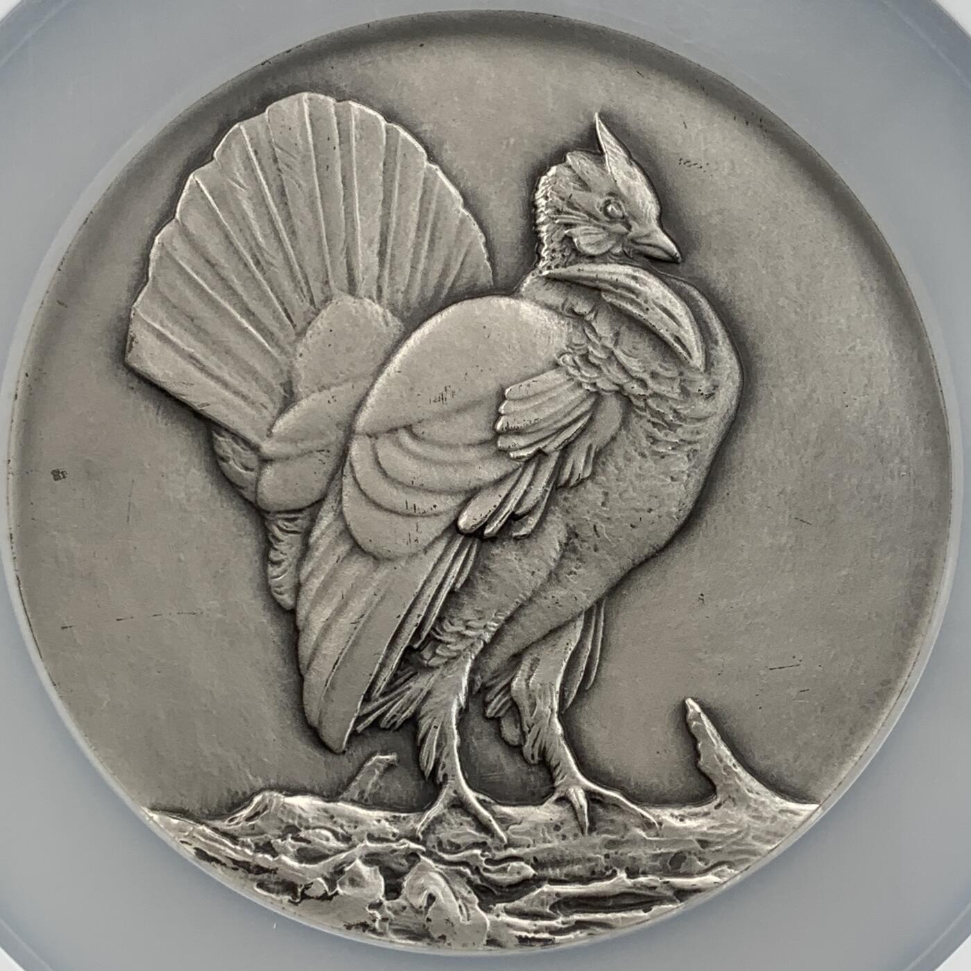 掌中浮雕-藏着的欧洲第050场 NGC MS64 : 1930年美国章牌协会#001号银章——猎人与狗  , 72mm，裸章重190g， 雕刻师：Laura Gardin Fraser ，正面：Hunter and dog 猎人与狗， 反面：Ruffed grouse 环羽松鸡 ，银章仅发行125枚