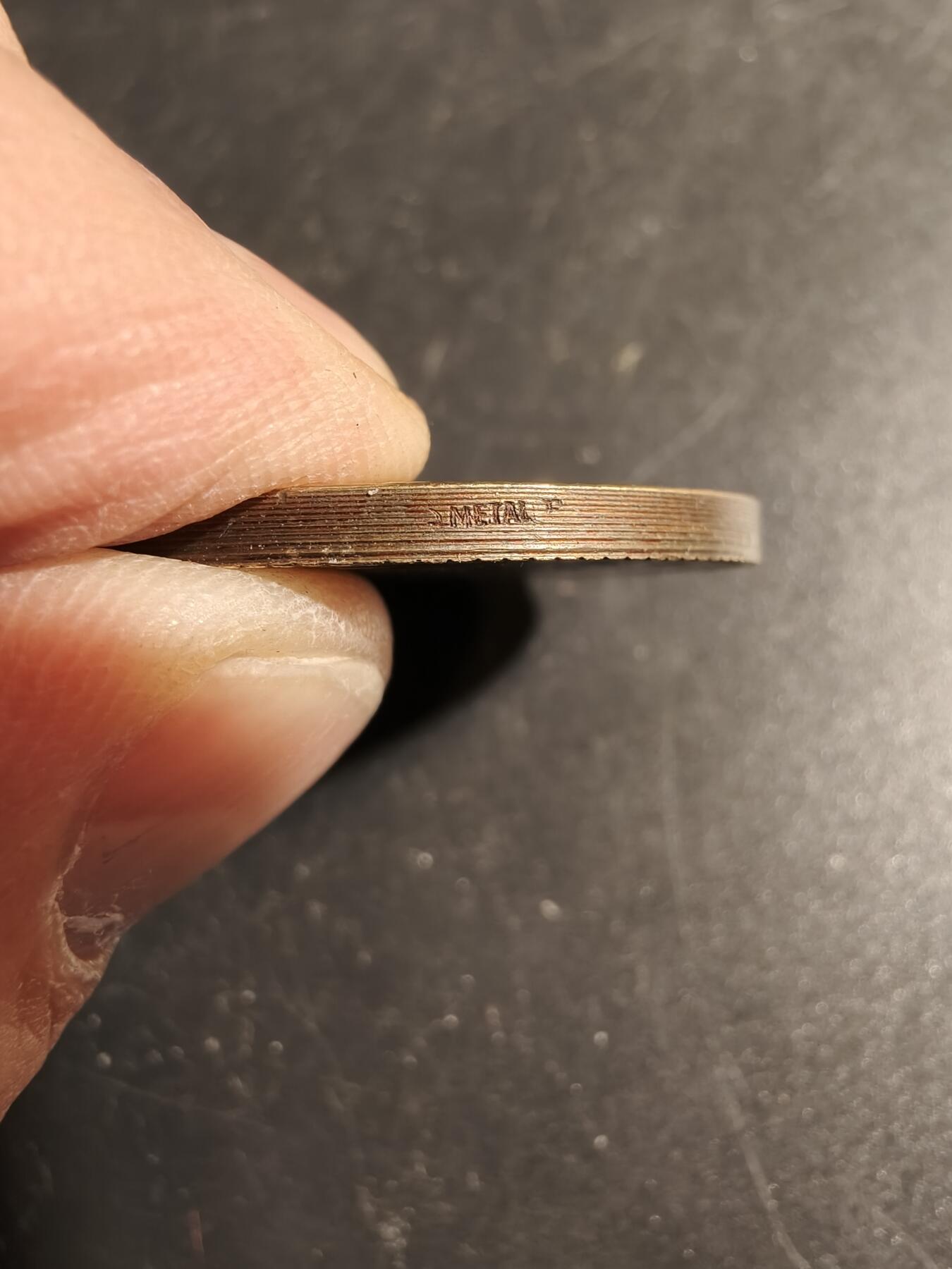 老王徽章第178期 法国巴黎公证人公司代章     直径36mm    重量25g