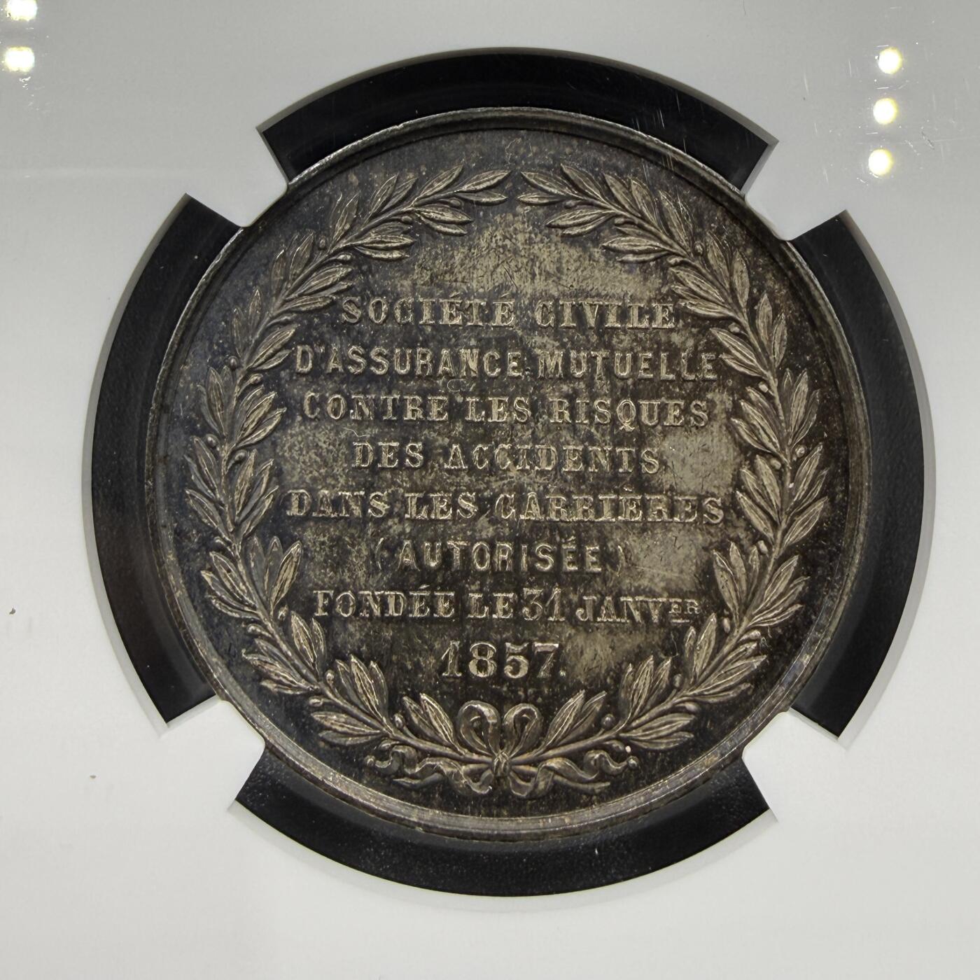 「木头集藏」章牌精品专场！ 1857年法国职业保险银章，MS 63，直径：32 mm，边铭：手指 ARGENT （1845-1860）彩色氧化很美，难得好品，少见银章。