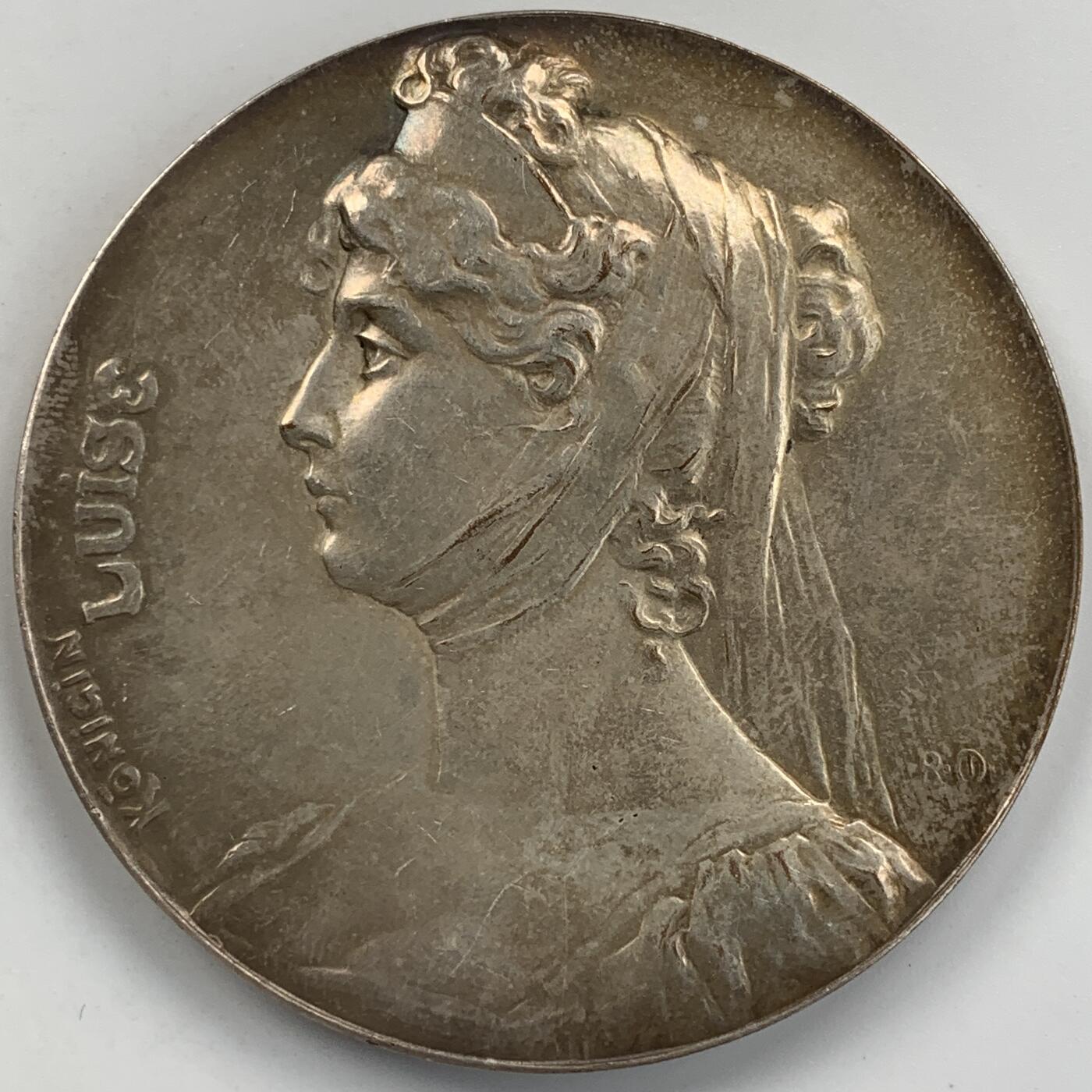 掌中浮雕-藏着的欧洲第050场 1901年王后露易丝镀银铜章， 60.5mm，R. Mayer雕刻，背面是王后看着两个王子玩耍。非常温馨！