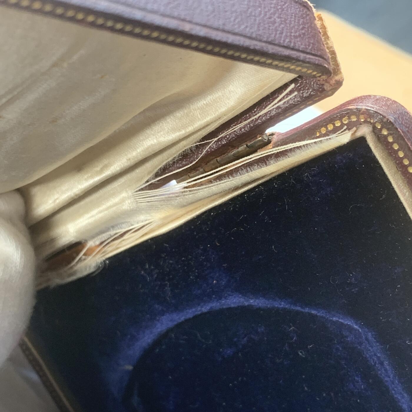 掌中浮雕-藏着的欧洲第050场 比利时煤气公司一战参战员工镀银铜章奖牌, 61*83mm，128g，原盒有破损，卡扣扣不住