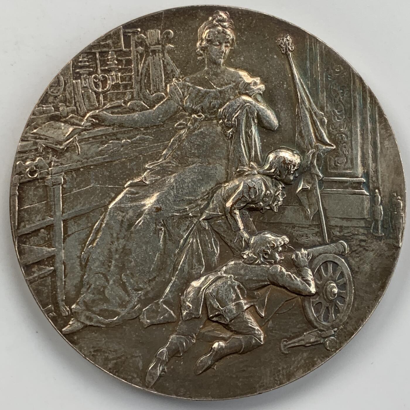 掌中浮雕-藏着的欧洲第050场 1901年王后露易丝镀银铜章， 60.5mm，R. Mayer雕刻，背面是王后看着两个王子玩耍。非常温馨！