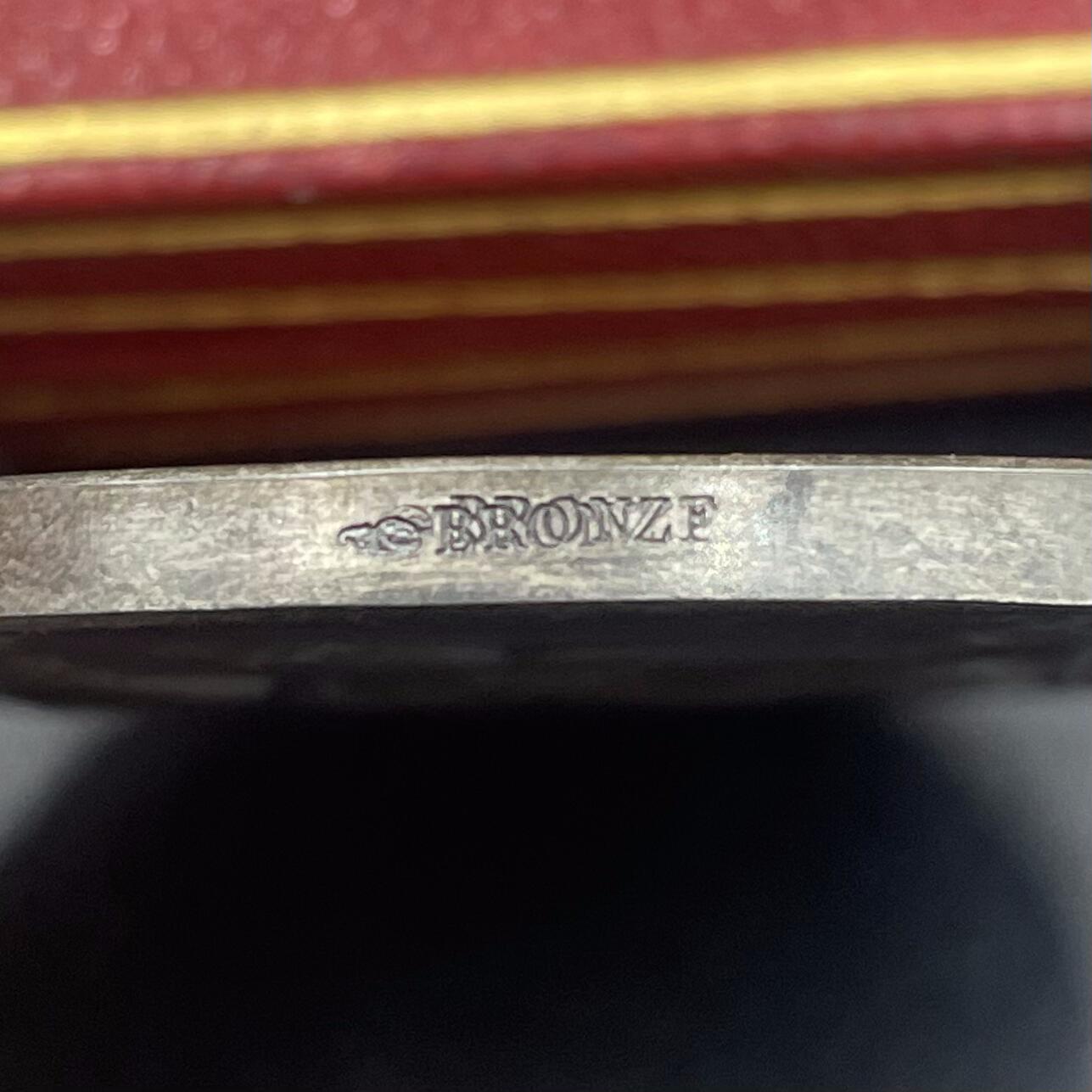 「木头集藏」章牌精品专场！ 法国旅游俱乐部原盒镀银铜章，直径：51 mm，边铭：丰饶角 BRONZE，品相很好，烫金原皮盒正常使用！