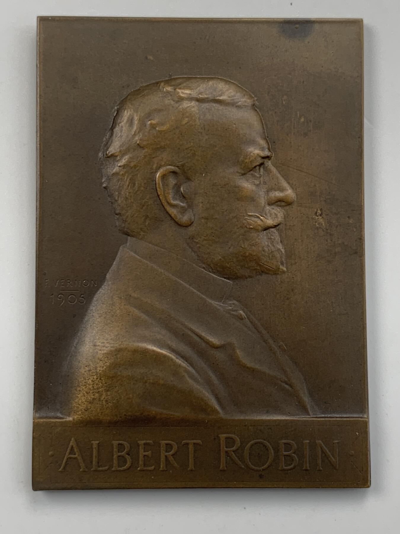 掌中浮雕-藏着的欧洲第050场 1905年法国巴黎医学院教授艾伯特•罗宾纪念铜章 ，73 X 51mm，原盒（卡扣扣不住）； Nicolas Maier法国章优秀作品集#166号； 雕刻家：1900年法国巴黎世博会金奖获得者维克多•佛农(Victor Vernon 1858-1912)