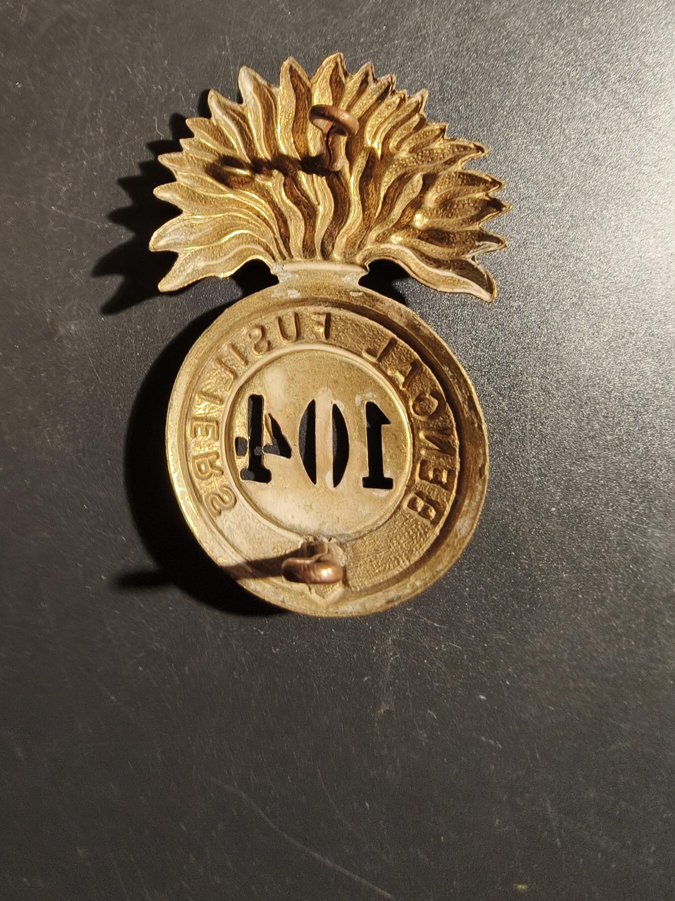 老王徽章第178期 英国陆军第104(孟加拉燧发枪)团卡尔加里帽徽      维多利亚女王时期1873-1881版本