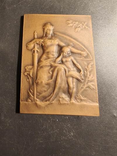 老王徽章第178期 - 法国“和平寓言”主题方形大铜章     一手持盾一手执剑的女性在保护一位小孩      大师皮列作品     尺寸50×68mm    重量88.5g