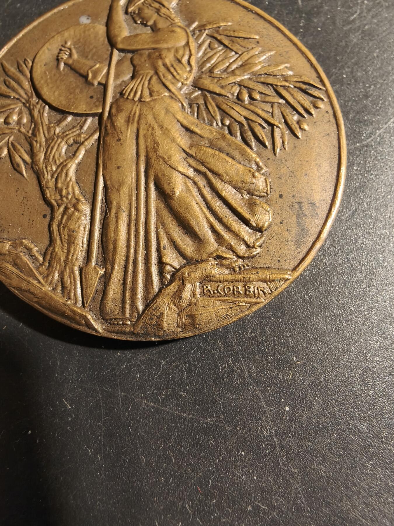 老王徽章第178期 法国剑盾女神大铜章    大师科尔宾作品    直径50mm    重量63.6g