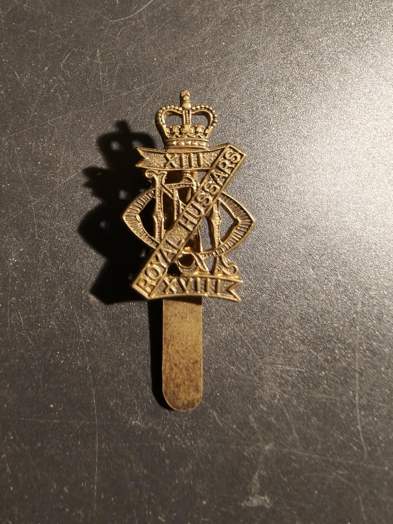 老王徽章第178期 英国陆军第13/18皇家骠骑兵团帽徽    女王早期