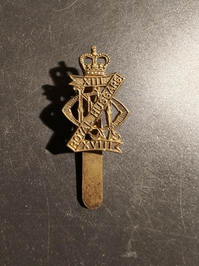 老王徽章第178期 - 英国陆军第13/18皇家骠骑兵团帽徽    女王早期