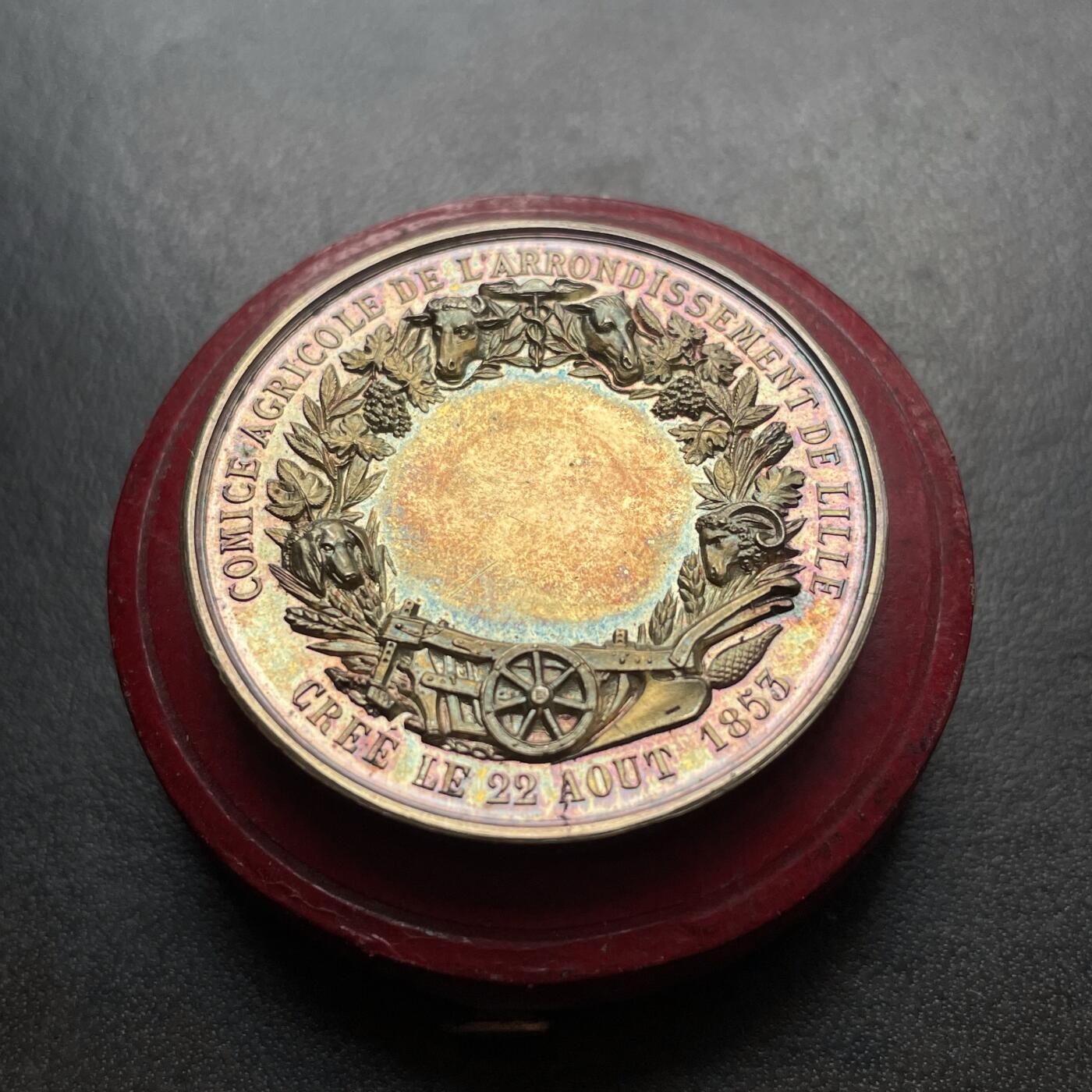 「木头集藏」章牌精品专场！ 法国里尔农业竞赛原盒银章，直径：36 mm，22.2 g，边铭：丰饶角 ARGENT，彩色氧化，品相不错，原皮盒正常使用！ 