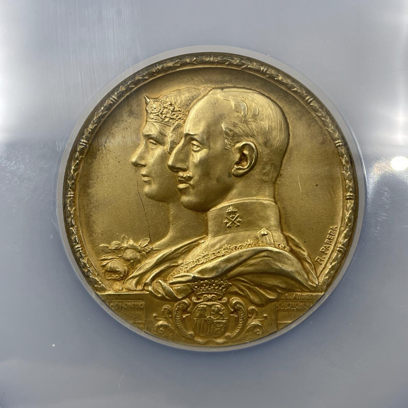 「木头集藏」章牌精品专场！ H. Parera～1926年西班牙巴塞罗那世博会镀金银章，MS63 ，直径：50mm，73 g，品相很漂亮，边铭标有含银量916。正面是阿方索十三世国王与尤金妮亚王后，背面是巴塞罗那纹章、巴塞罗那女神与世博会场馆。