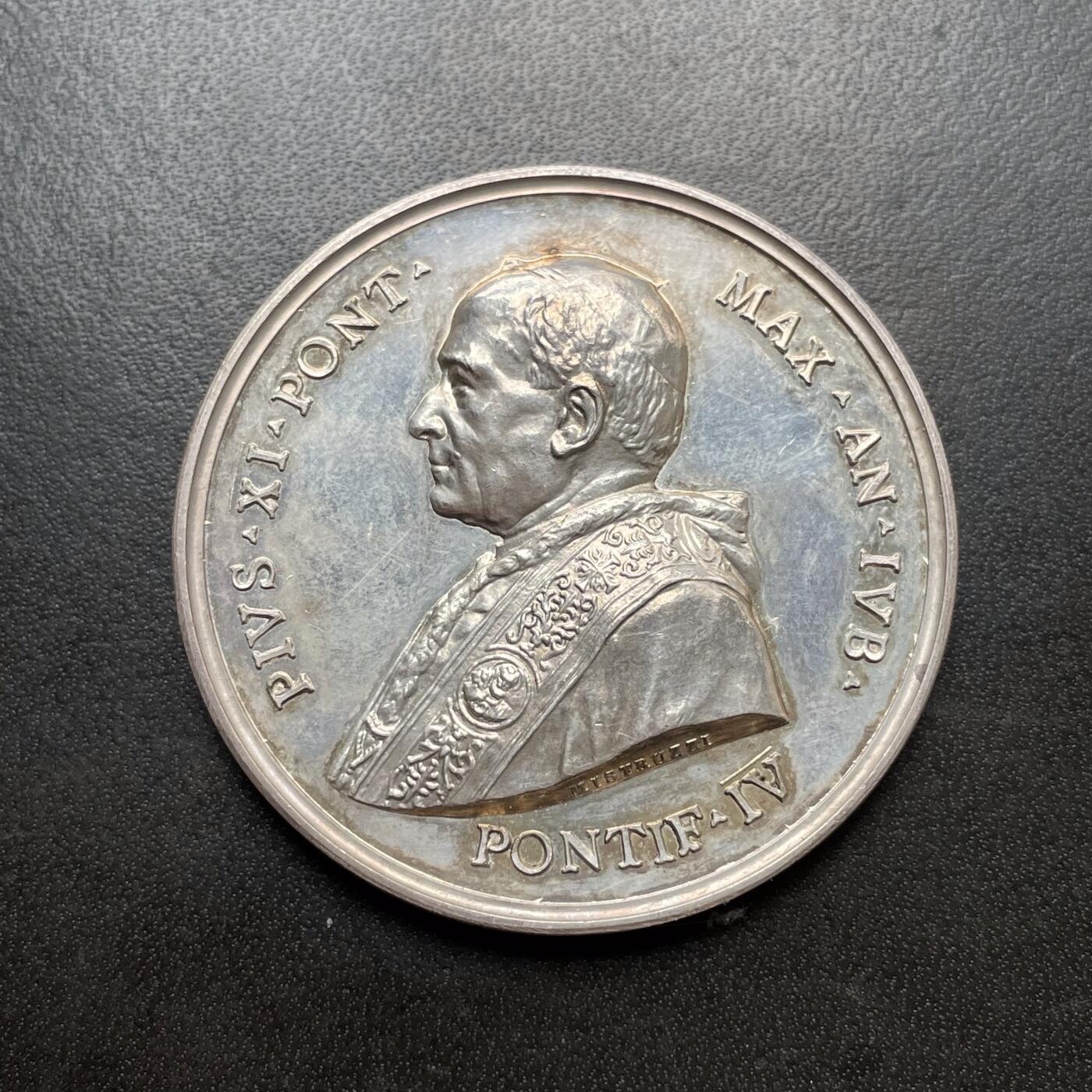 「木头集藏」章牌精品专场！ 1925年梵蒂冈教皇庇护十一世（1922—1939年在位）年度封圣银章，直径：44mm，33.6 g，品相不错。