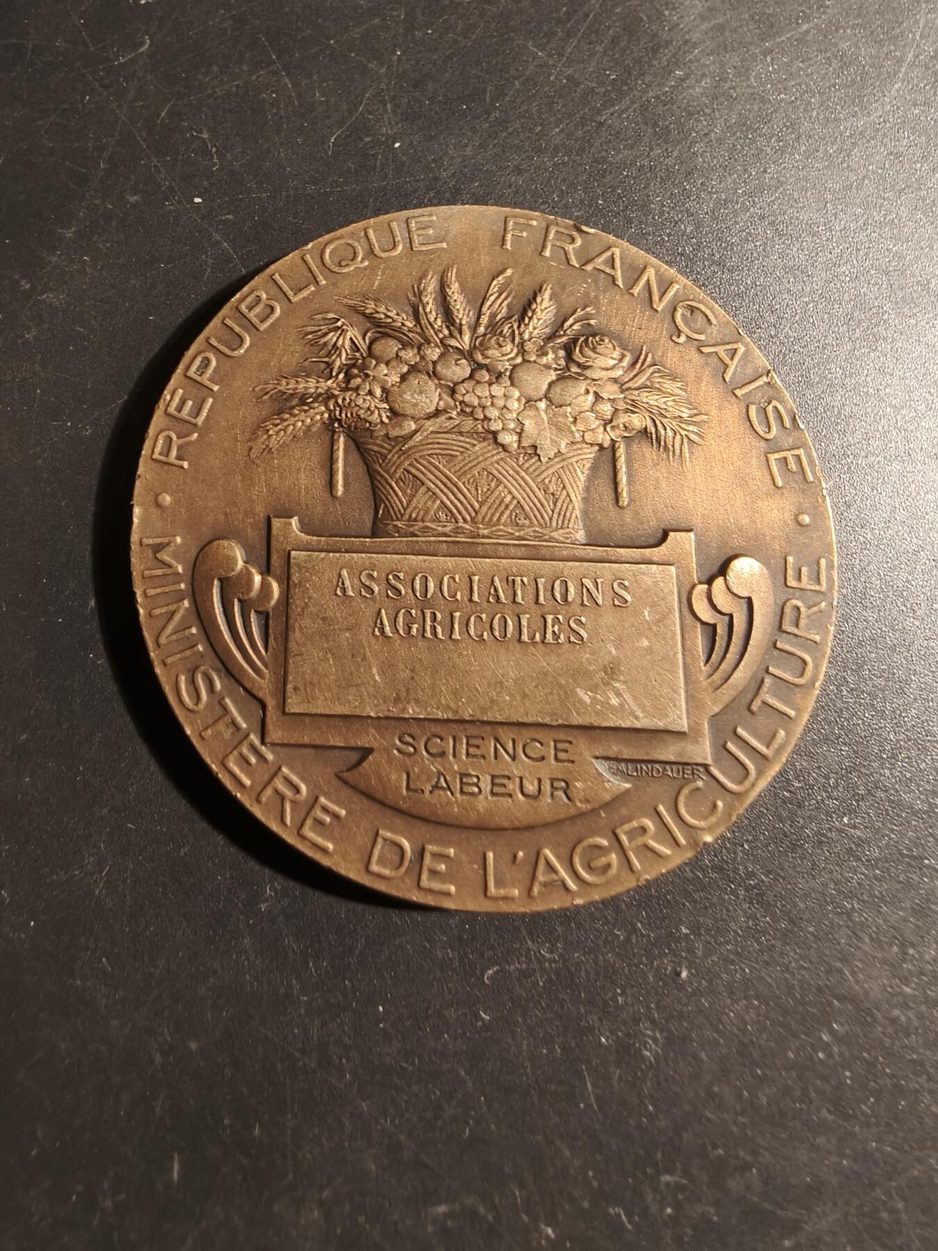 老王徽章第178期 法国农业部农业协会大铜章    播种者    直径50mm    重量62.7g