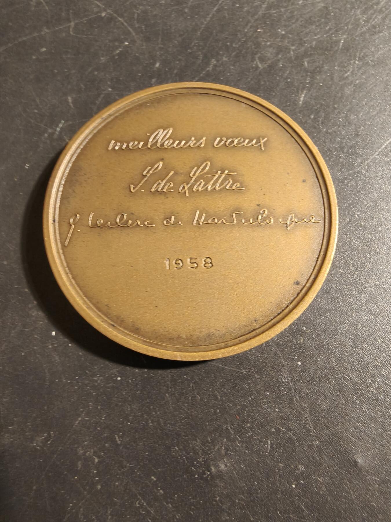 老王徽章第178期 法国剑盾女神大铜章    大师科尔宾作品    直径50mm    重量63.6g