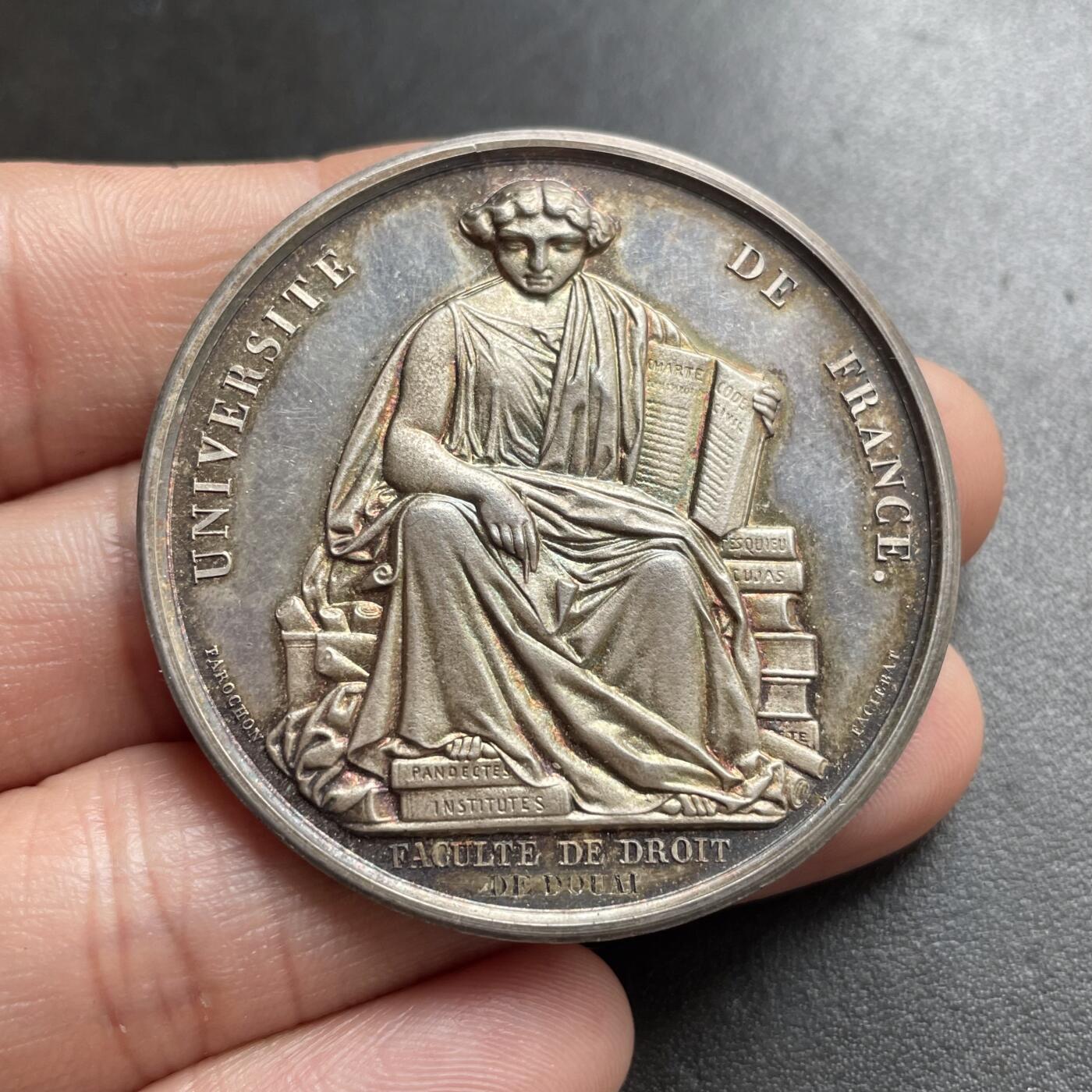 「木头集藏」章牌精品专场！ 1876年法国公共教育部法学学士执照文凭原盒银奖章，直径：45.7 mm，49.5 g，边铭：蜜蜂 ARGENT （1860-1879年），少见银章，品相很不错，原盒正常使用！