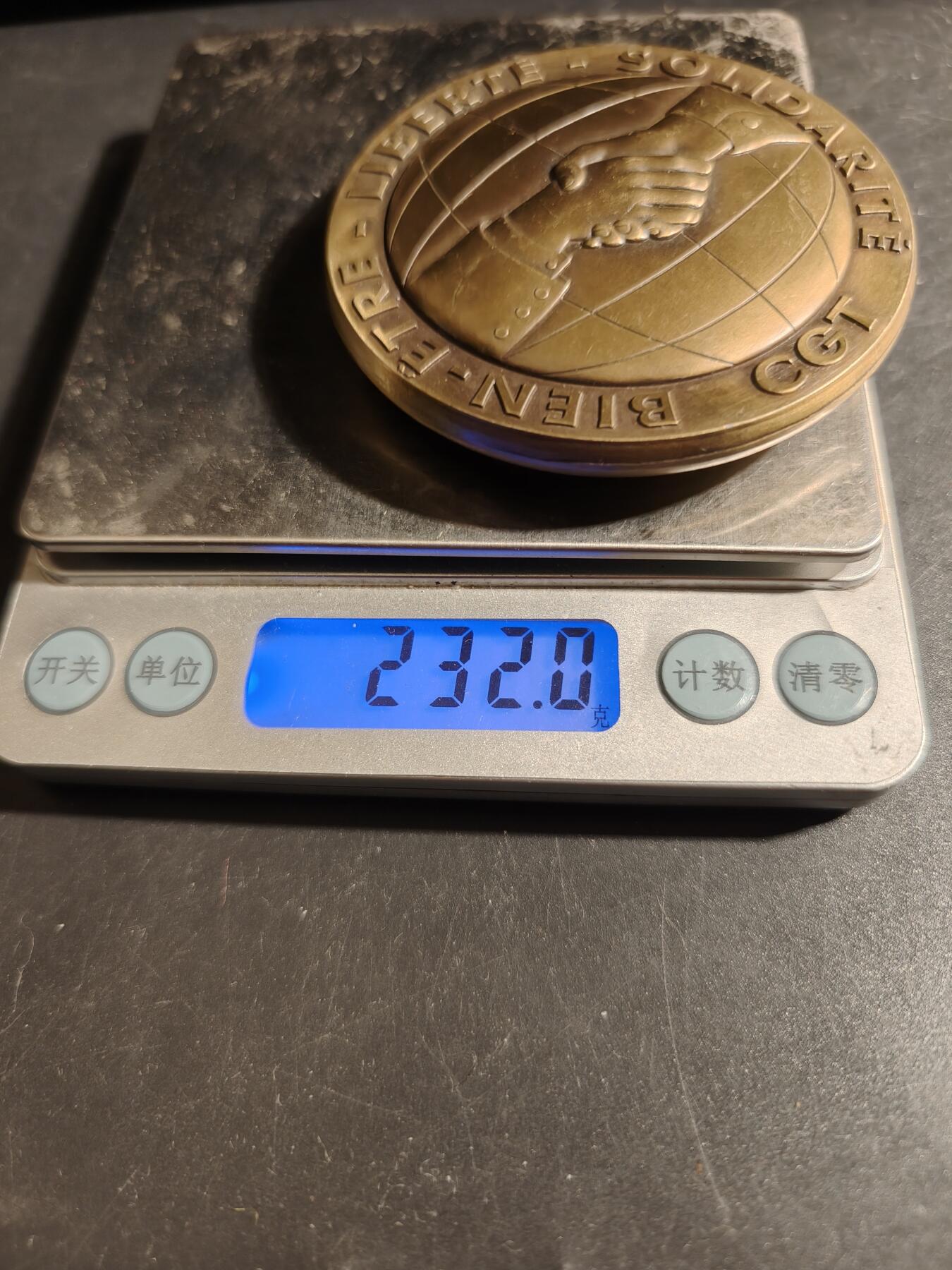 老王徽章第178期 法国蒙索莱米讷矿工工人联合会成立100周年大铜章    直径68mm    重量232g