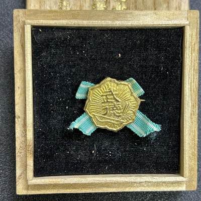 西秦中古拍卖第七十三期 - 不忘历史·抗战收藏 抗战时期日本武德会有功会员徽章 带原盒